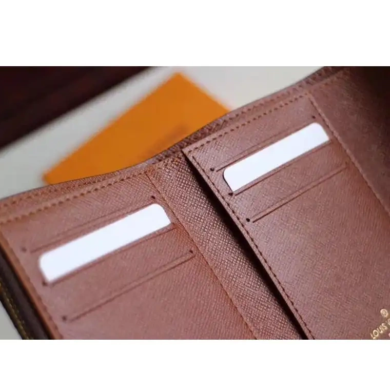 19T1L0479 Bags LV 0823